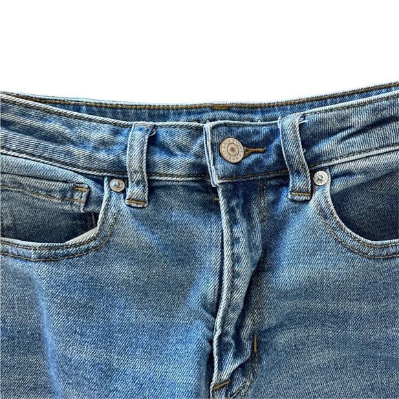 American Eagle medium wash Mom Jean cut off jean shorts women’s size 2 - Picture 2 of 8